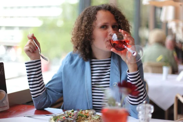 Joven mujer disfrutando del almuerzo en restaurante europeo — Foto de Stock