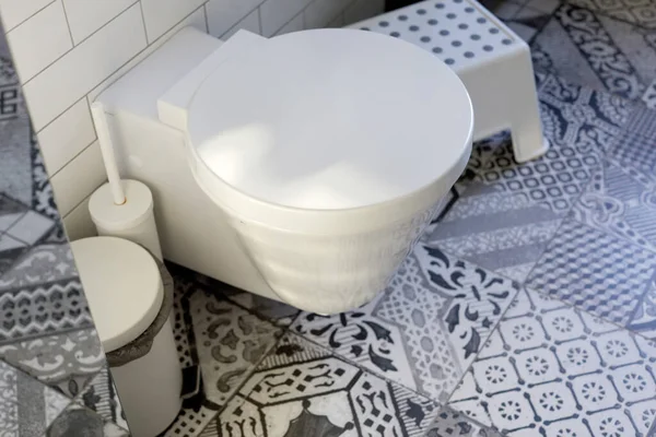 Interior del baño con inodoro y baldosas de cerámica — Foto de Stock