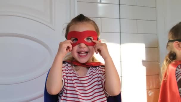 Gadis dalam kostum superhero di rumah — Stok Video