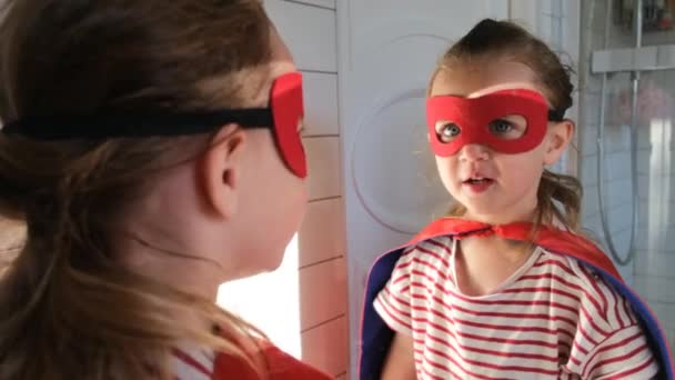 Gadis berkostum superhero terlihat di cermin. — Stok Video