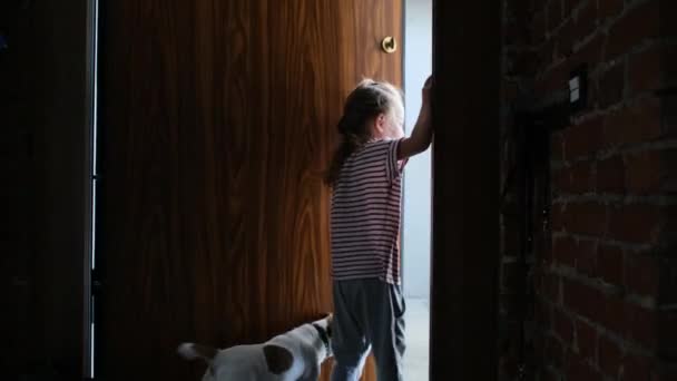Bambino è in attesa alla porta della casa — Video Stock