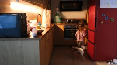 Komik anaokulu çocukları çeşitli mutfak mobilyalarını açarlar.