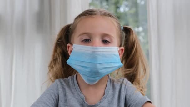 Barnet tar av den medicinska masken — Stockvideo