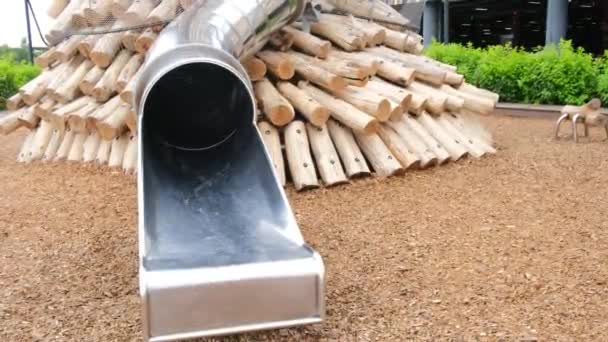 Diapositiva de metal de moda en un patio ecológico de madera — Vídeo de stock