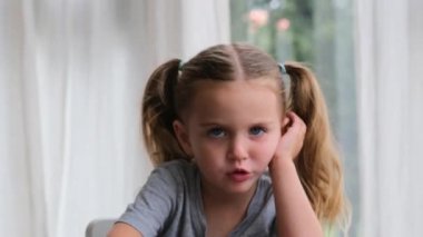 Kıvırcık saçlı, anasınıfı sarışını...