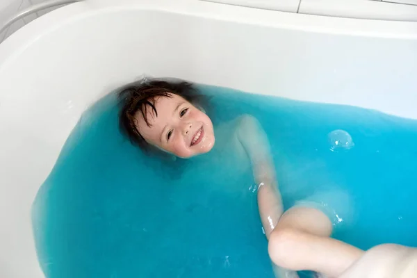 可愛いです子供入浴で青い水で浴槽 — ストック写真