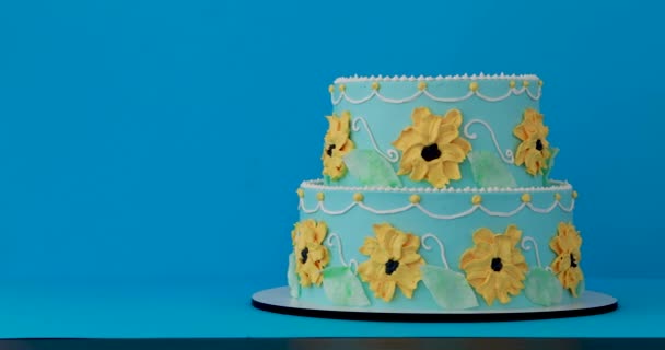 Tårta med solrosor på en blå bakgrund — Stockvideo