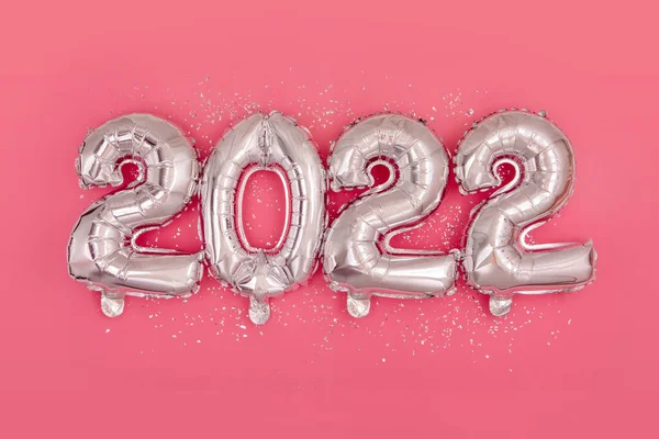 Baloane din folie de argint numeral 2022 și confetti Plat lay — Fotografie, imagine de stoc