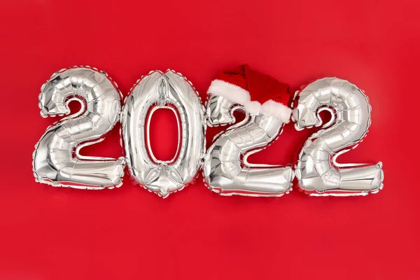 2022 baloane gonflabile pe fundal roșu pălărie Moș Crăciun — Fotografie, imagine de stoc