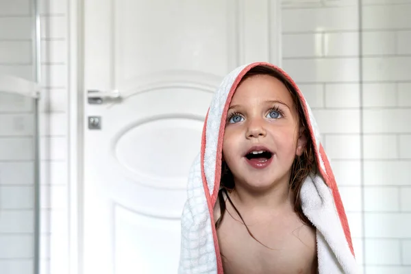 Aranyos meztelen lány törölközőben a fürdőszobában — Stock Fotó