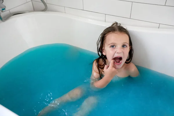 Kislány szájjal nyitott fürdőkádban — Stock Fotó