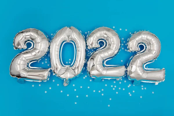 Baloane de argint care arată 2022 an pe fundal albastru — Fotografie, imagine de stoc