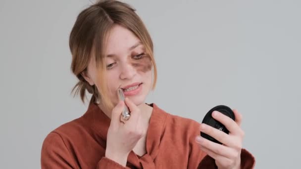 Женщина с пигментным пятном наносит макияж — стоковое видео