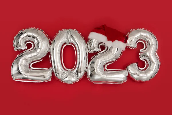 2023 baloane gonflabile pe fundal roșu pălărie Moș Crăciun — Fotografie, imagine de stoc