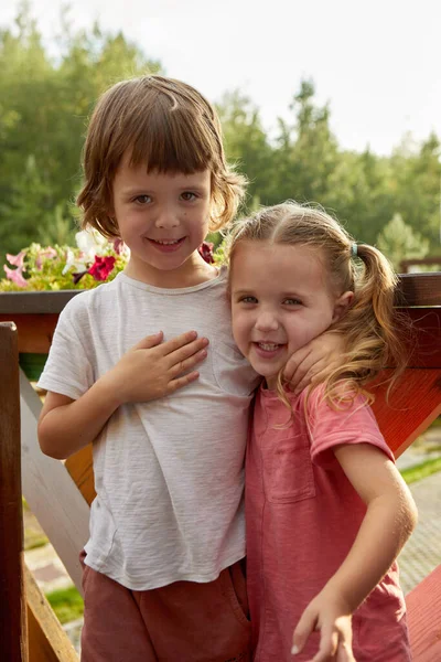 Heureux frères et sœurs étreignant sur la terrasse journée d'été — Photo