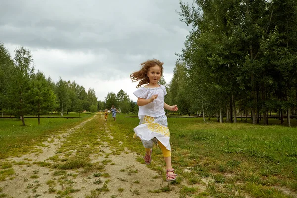Chica corriendo en el camino en el campo en la naturaleza — Foto de Stock