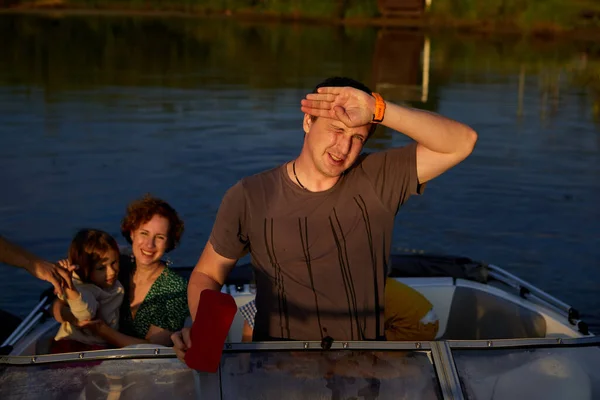 Hombre barco de dirección con día de familia en el lago — Foto de Stock