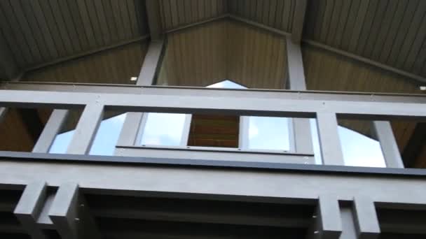 Фасад нового отдельного дома с окнами и большим балконом — стоковое видео