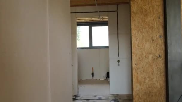 Flur mit leeren Wänden und Fenster bei Hausrenovierung — Stockvideo