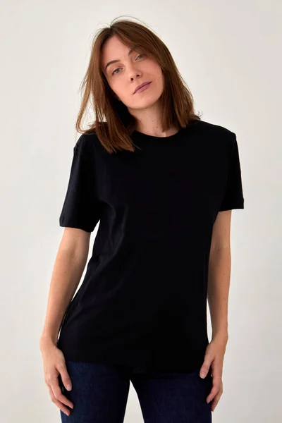Rahat Siyah Tişört Giyen Genç Bir Kadın Stüdyoda Beyaz Arka — Stok fotoğraf