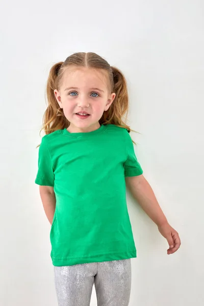 Bedårande Småbarn Flicka Med Hästsvansar Klädd Ljusgrön Skjorta Tittar Kameran — Stockfoto