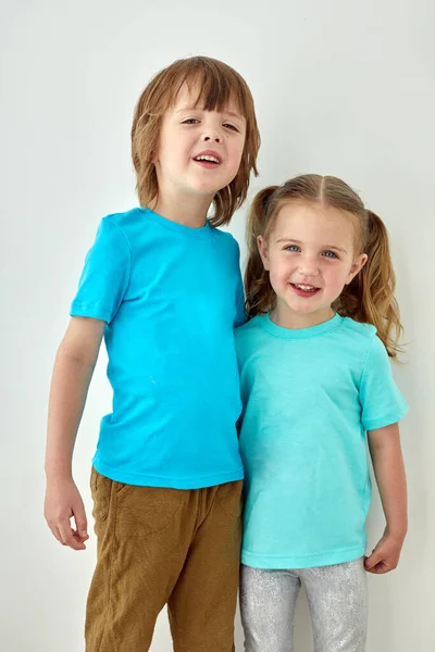 Glada Barn Flicka Och Förskolebarn Pojke Klarblå Skjorta Krama Och — Stockfoto