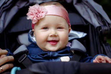 Yüz, yakın çekim açık gülümseyen kız bebek