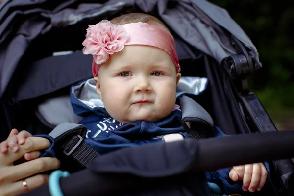 Bébé filles n'est pas heureux, gros plan extérieur — Photo