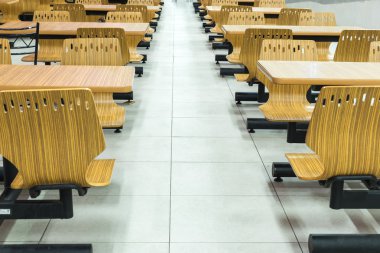 Ahşap masa ve sandalyeler.