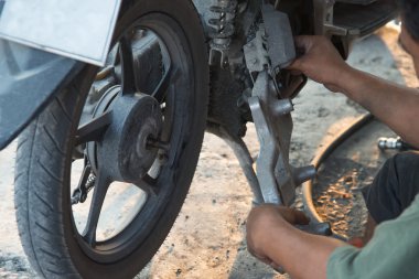 El adam onarım motosiklet gün boyunca