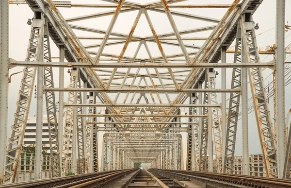 Railroad bridge of steel, inside view passes over the river — Stock Photo, Image