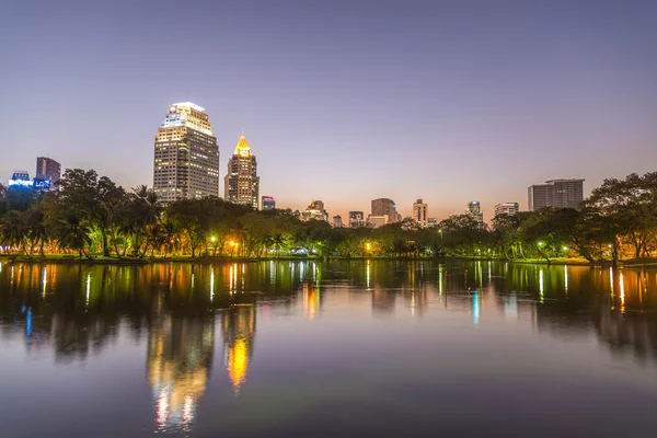 Staden på twilight utsikt över Bangkok från Lumpini Park, Thailand. — Stockfoto