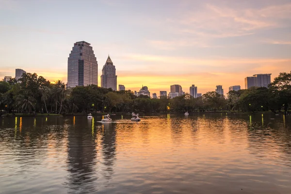 Alacakaranlık görünümü Lumpini Park, Tayland Bangkok City.