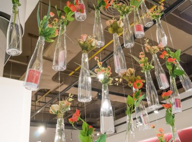 Asılı çiçeklerle süslü şişeler fotoğraf portre tonda