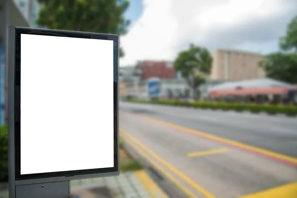 Puste billboard na drodze/efekt rozmazane tło. — Zdjęcie stockowe