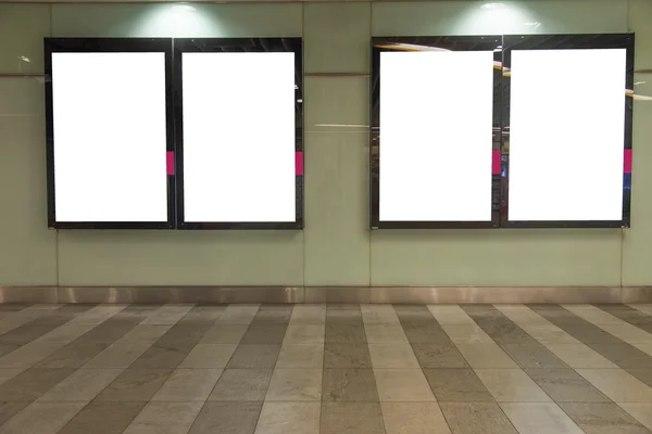 Пустой рекламный щит в современном интерьерном зале — стоковое фото