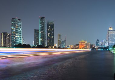 Mavi gökyüzü ve rainbow ile Riverside binalar.