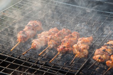 Şiş tavuk parçaları ızgara ve duman üzerinde kavurma