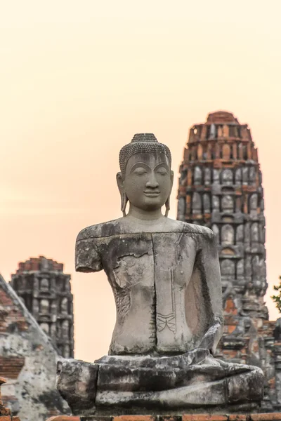 Стародавні статуя Будди у Wat Chaiwatthanaram, старий храм в A — стокове фото