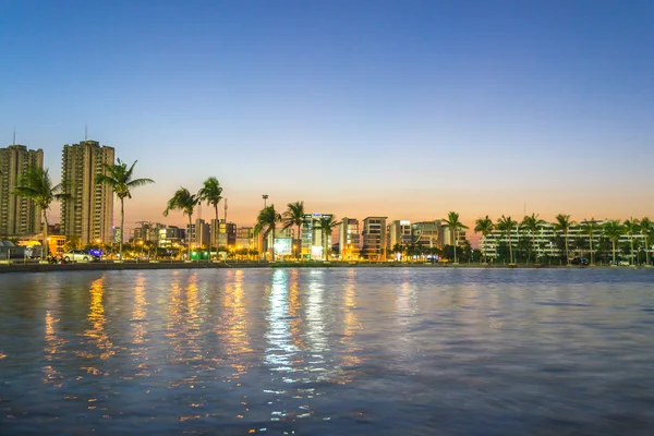 Edifícios ribeirinhos com céu azul e arco-íris . — Fotografia de Stock