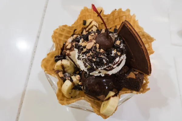 Helado y chocolate en una deliciosa taza . — Foto de Stock