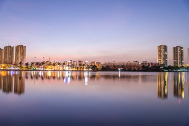 Mavi gökyüzü ve rainbow ile Riverside binalar.