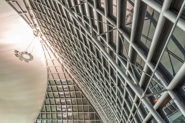 Interieur van metalen dakstructuur van modern gebouw — Stockfoto