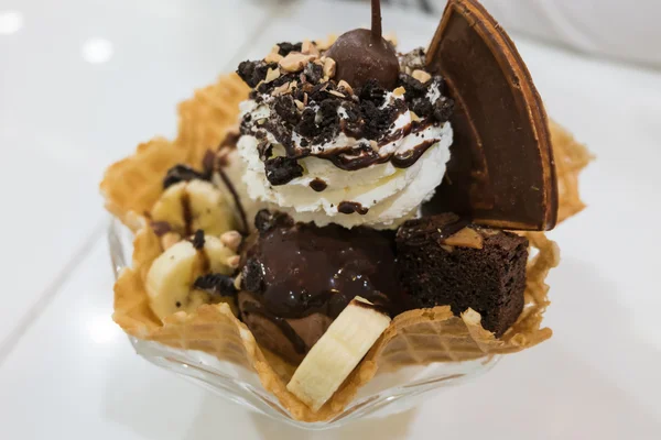 Ice cream and chocolate in a delicious cup. — Stock Photo, Image