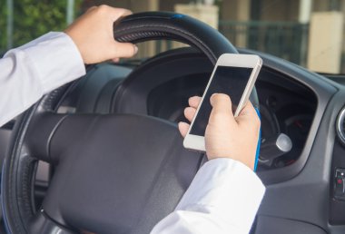 İnsanlar araba kullanırken telefonda tuşuna basın.