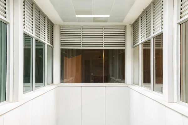 Üveg függönyfal és egy modern épület ablak — Stock Fotó