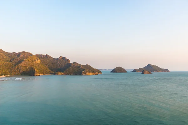 Vista de verão da cordilheira e do mar — Fotografia de Stock