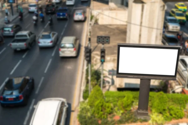 Cartellone bianco su strada / effetto sfondo sfocato . — Foto Stock