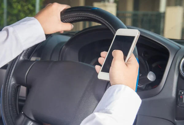 Люди натискають на телефон під час водіння . — стокове фото