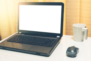 laptop, fincan ve ofiste tabloda fare